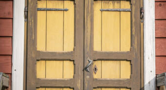 Fanjunkars gula dörr med brun ram