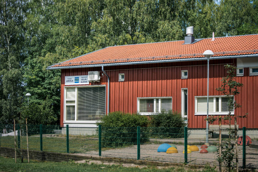 Jukolan päiväkodin puinen punainen talo