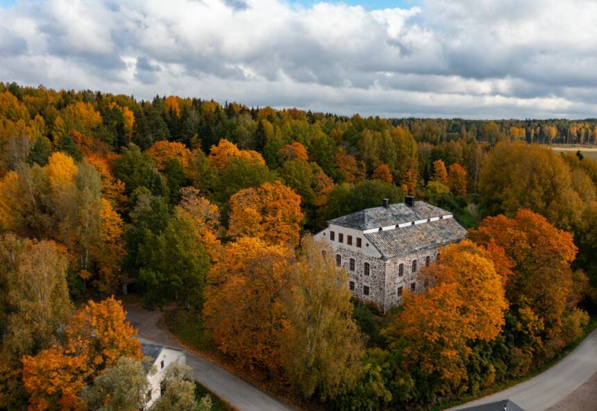 Höstbild på Sjundby slott.