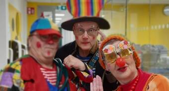 tre färgglada clowner