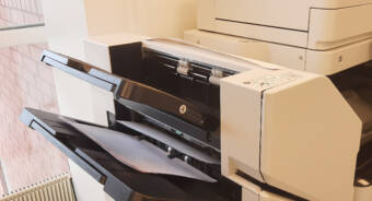 Kopieringsapparat printar ut handlingar.