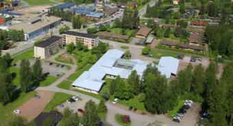 Flygbild av Sjundeå svenska skolas gamla byggnad.