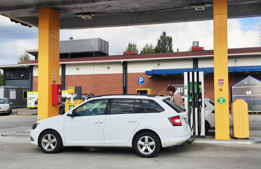 En kvinna tankar sin bil på en bensinmack.