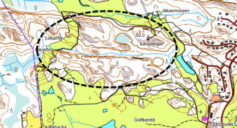 Maastokarttakuva Pickala Golfin alueesta, jossa on ympyröity kallioinen alue golfkenttien keskeltä.