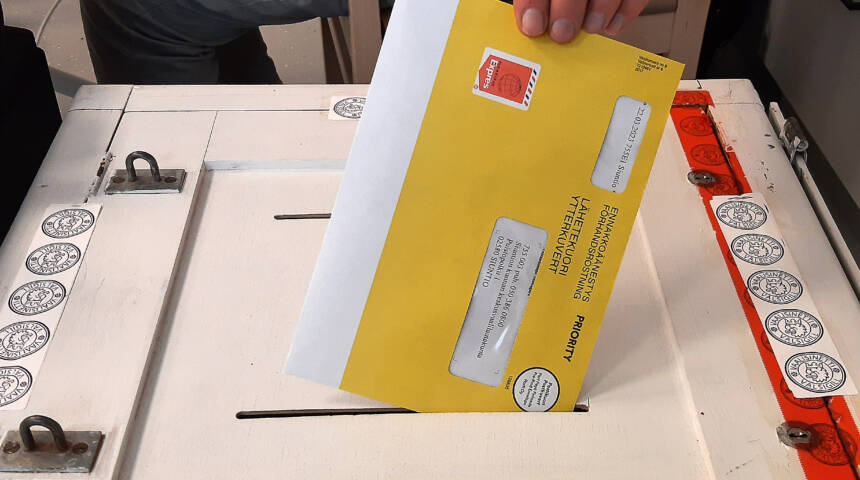 Ett förhandsröstningskuvert släpps ner i valurnan