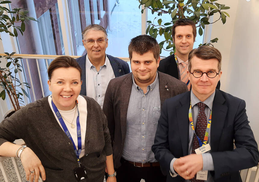 Kuvassa kunnan johtoryhmä, eli Juha-Pekka Isotupa, Niko Kannisto, Jytta Poijärvi-Miikkulainen, Kenneth Flythström ja Eero Kling.